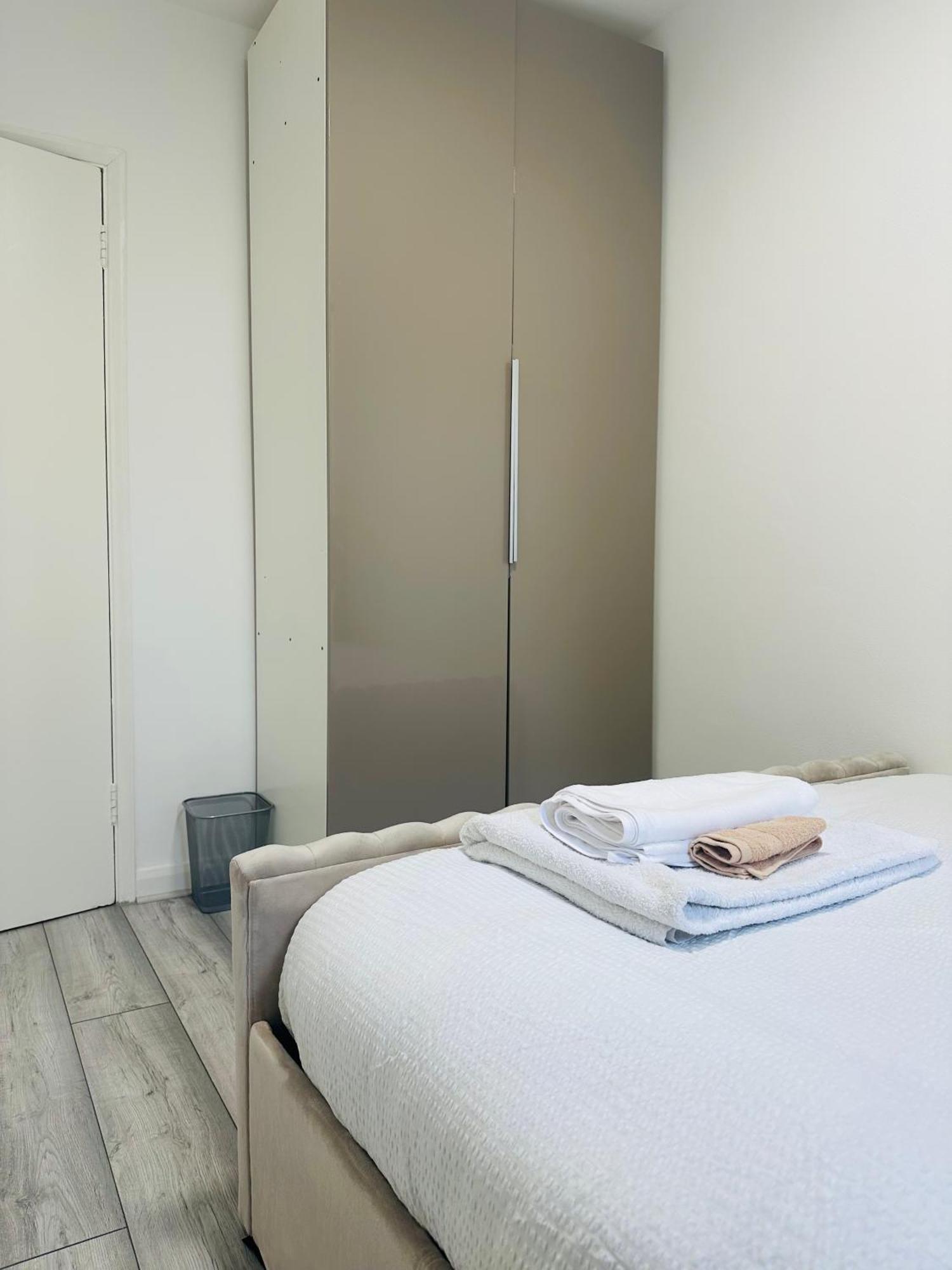 Entire 2-bedroom Flat Close To Hyde Park, Paddington Station, Bayswater And Queensway Station * London