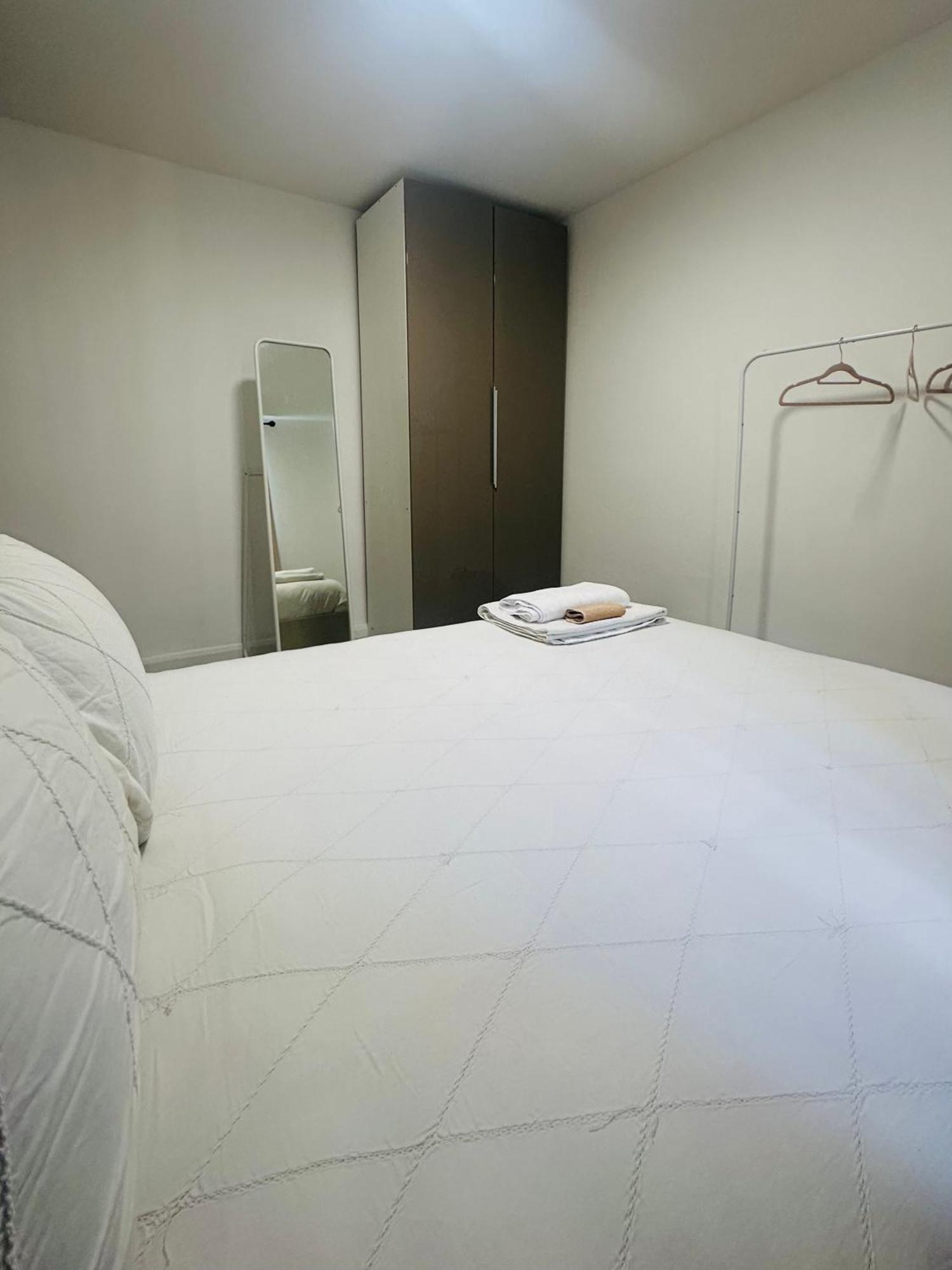 Entire 2-bedroom Flat Close To Hyde Park, Paddington Station, Bayswater And Queensway Station
