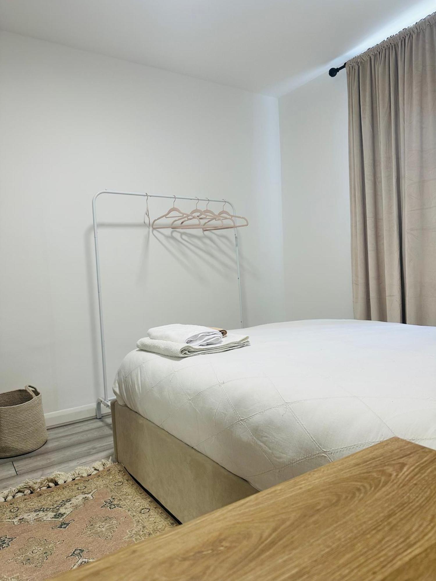 Entire 2-bedroom Flat Close To Hyde Park, Paddington Station, Bayswater And Queensway Station * London