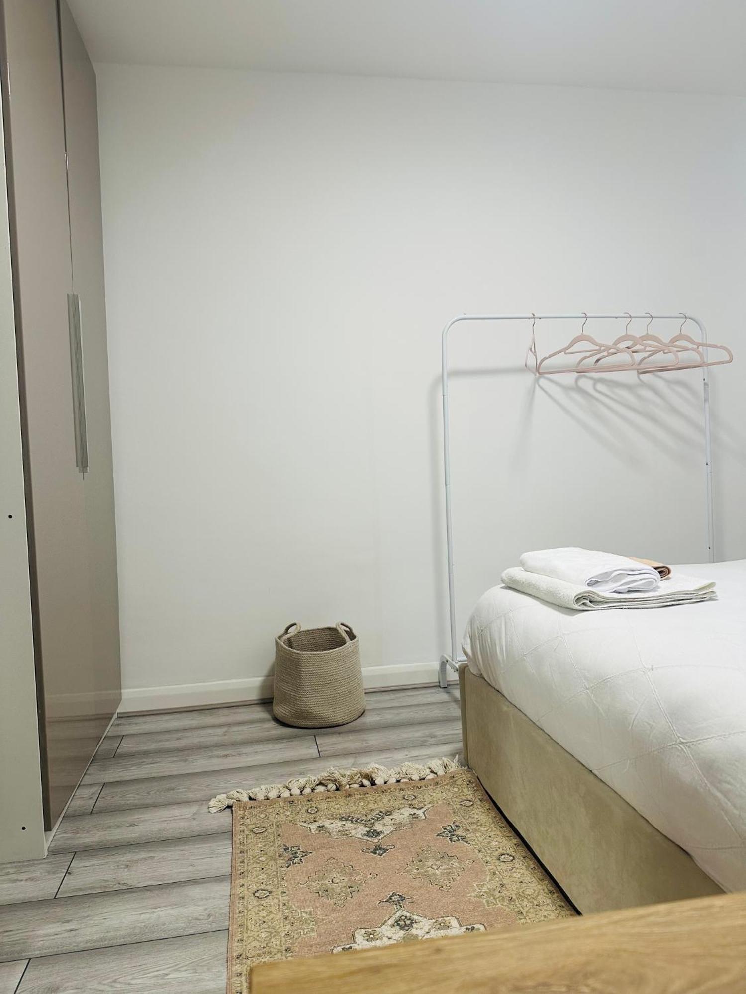 Entire 2-bedroom Flat Close To Hyde Park, Paddington Station, Bayswater And Queensway Station