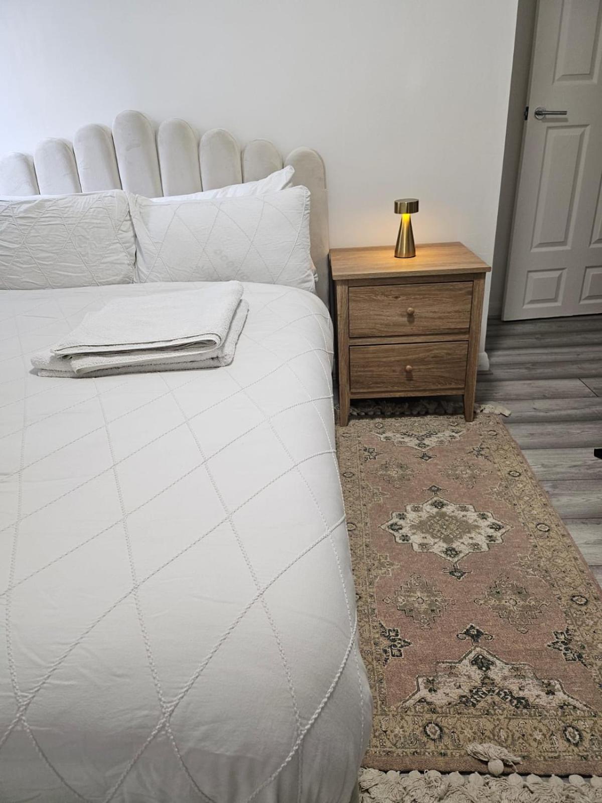 Entire 2-bedroom Flat Close To Hyde Park, Paddington Station, Bayswater And Queensway Station Apartment *